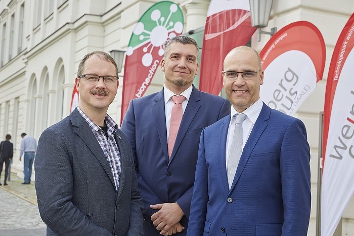 Foto: © Marco Warmuth – Mitteldeutsche Zusammenkunft: Dr. Jens Hellwage (InfectoGnostics Forschungscampus Jena e. V./ Thüringen), André Hofmann (biosaxony e. V./ Sachsen), Dr. Ulf-Marten Schmieder (TGZ Halle Technologie- und Gründerzentrum Halle GmbH/ Sac