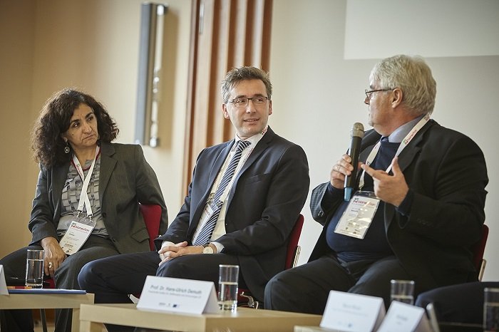 Foto: © Marco Warmuth – Podiumsdiskussion „Mehr Gründungen aus den Naturwissenschaften! Chancen und Herausforderungen für den Standort Sachsen-Anhalt“ mit Dr. Atmaca Delal (isw Gesellschaft für wissenschaftliche Beratung und Dienstleistung mbH und u. a. V Foto: © Marco Warmuth – Podiumsdiskussion „Mehr Gründungen aus den Naturwissenschaften! Chancen und Herausforderungen für den Standort Sachsen-Anhalt“ mit Dr. Atmaca Delal (isw Gesellschaft für wissenschaftliche Beratung und Dienstleistung mbH und u. a. V